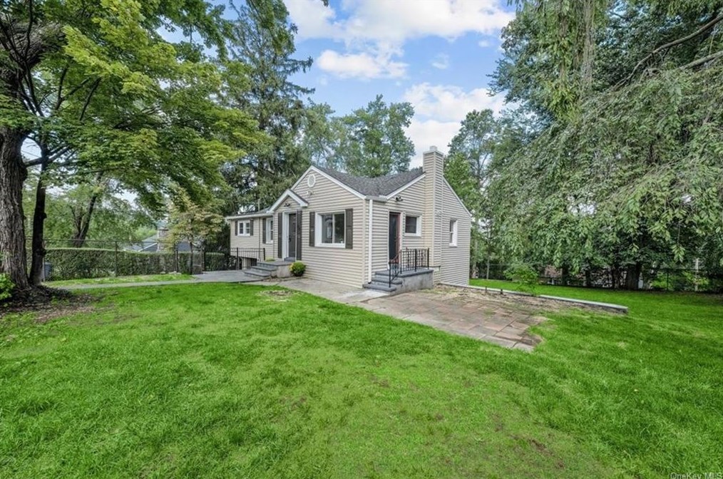 20 Chestnut St, Lake Peekskill, NY 10537-1516