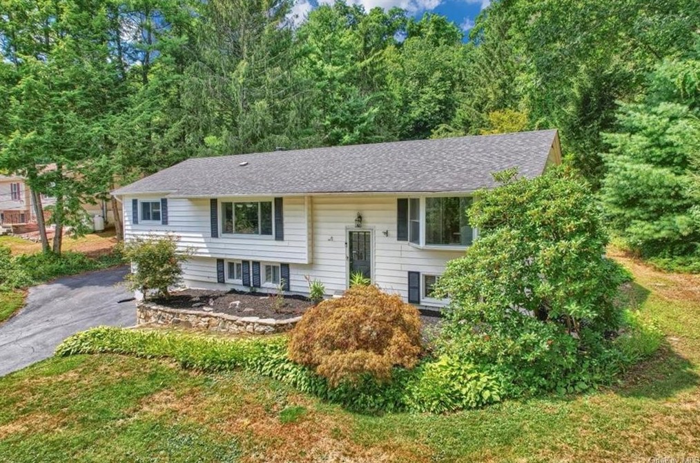 25 Ludington Ct, Kent Lakes, NY 10512-5216