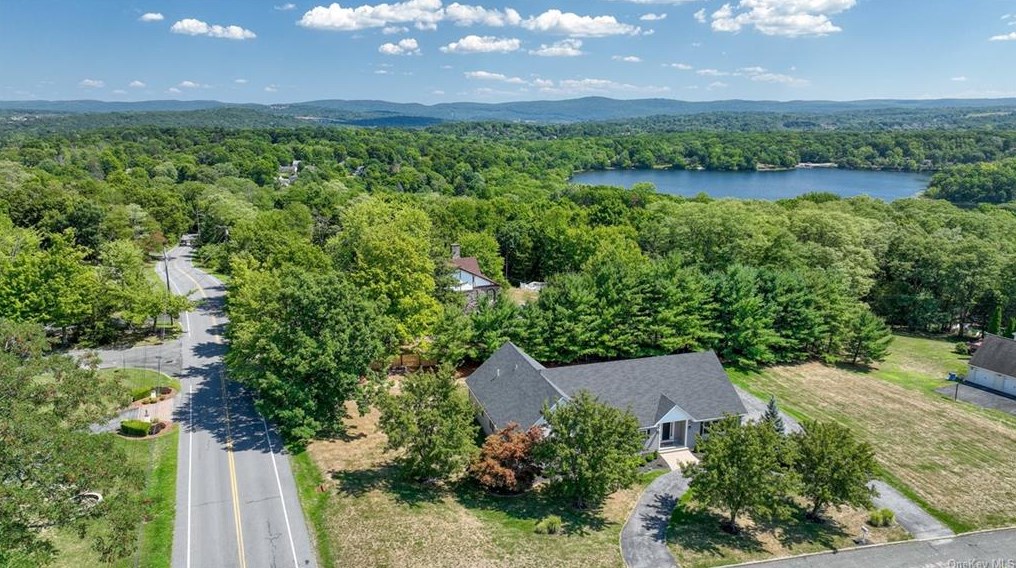 2 Dara Ct, Monroe, NY 10950-1428