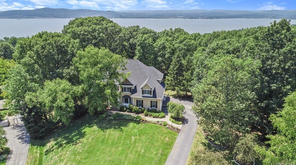 2 Indian Summer Dr, Croton On Hudson, NY 10520-1549