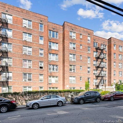 42 Pine St #2s, Yonkers, NY 10701