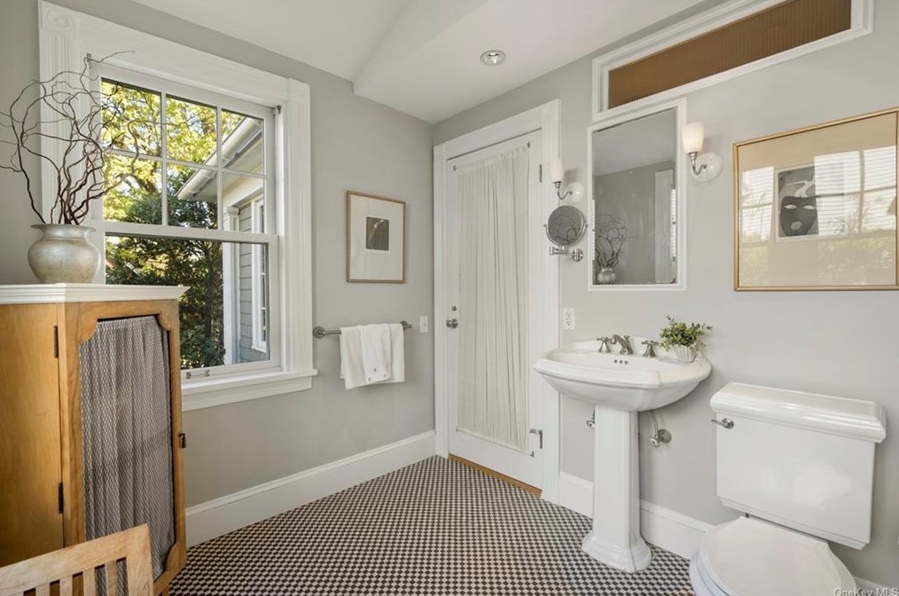 14 Bronson Ave, Larchmont NY  10538-3824 exterior