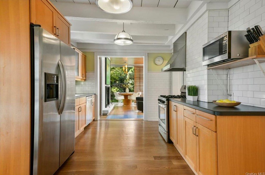 14 Bronson Ave, Larchmont NY  10538-3824 exterior