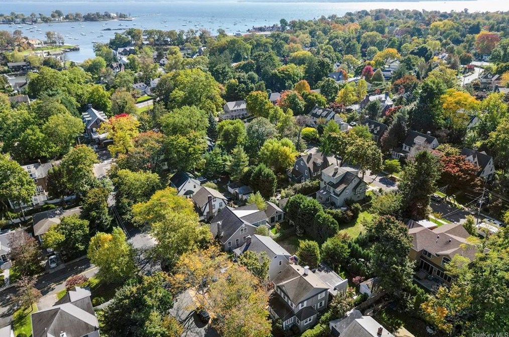 14 Bronson Ave, Larchmont NY  10538-3824 exterior