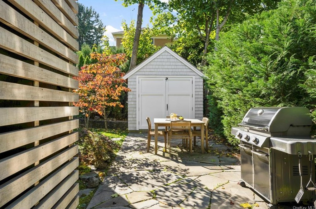 14 Bronson Ave, Larchmont NY  10538-3824 exterior