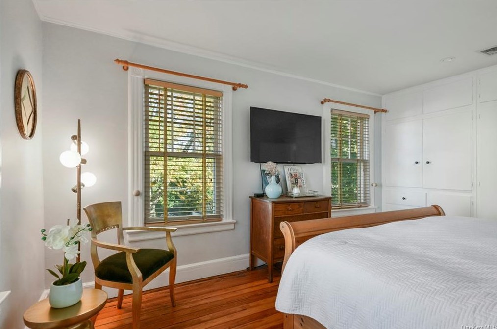 14 Bronson Ave, Larchmont NY  10538-3824 exterior