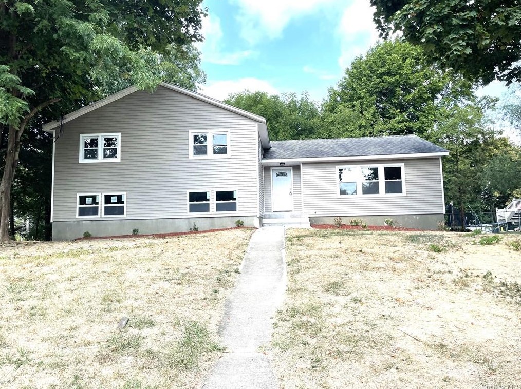98 Monarch Dr, Newburgh, NY 12550-2525