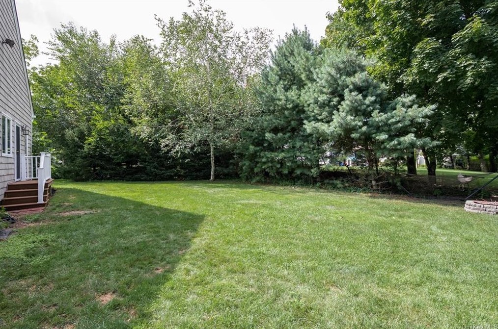 42 Merritts Path, Rocky Point NY  11778-9142 exterior