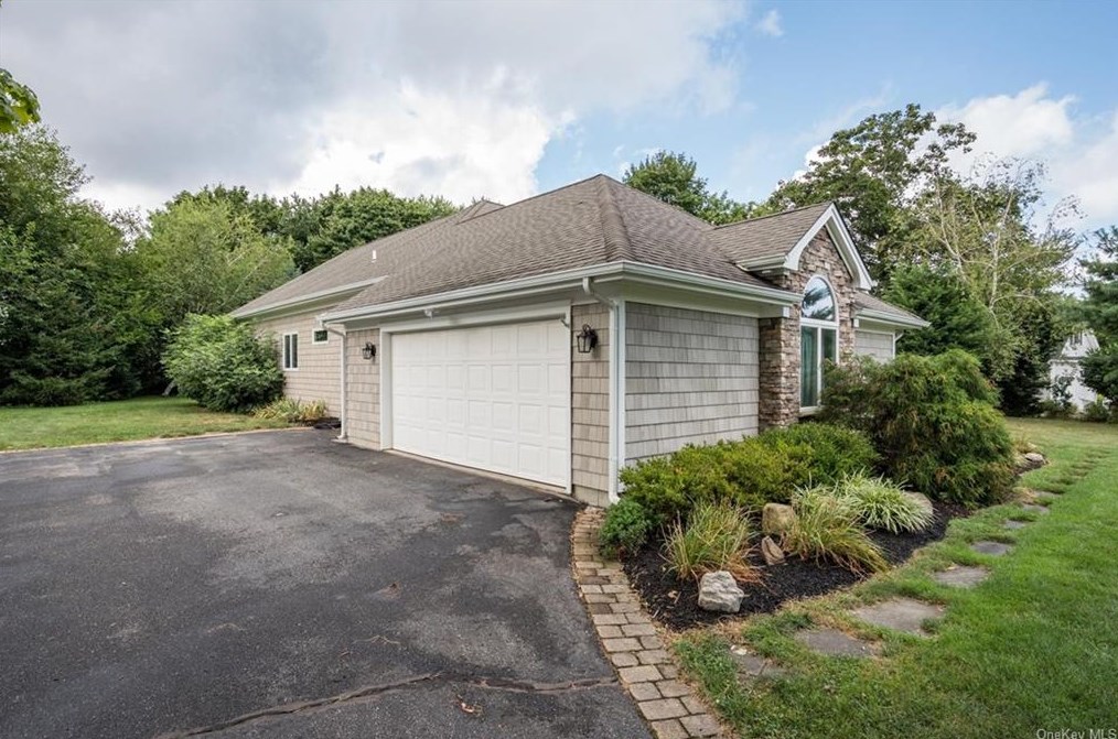 42 Merritts Path, Rocky Point NY  11778-9142 exterior