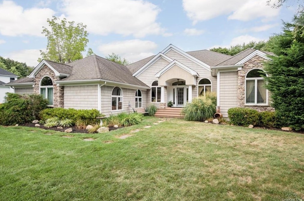 42 Merritts Path, Rocky Point, NY 11778-9142