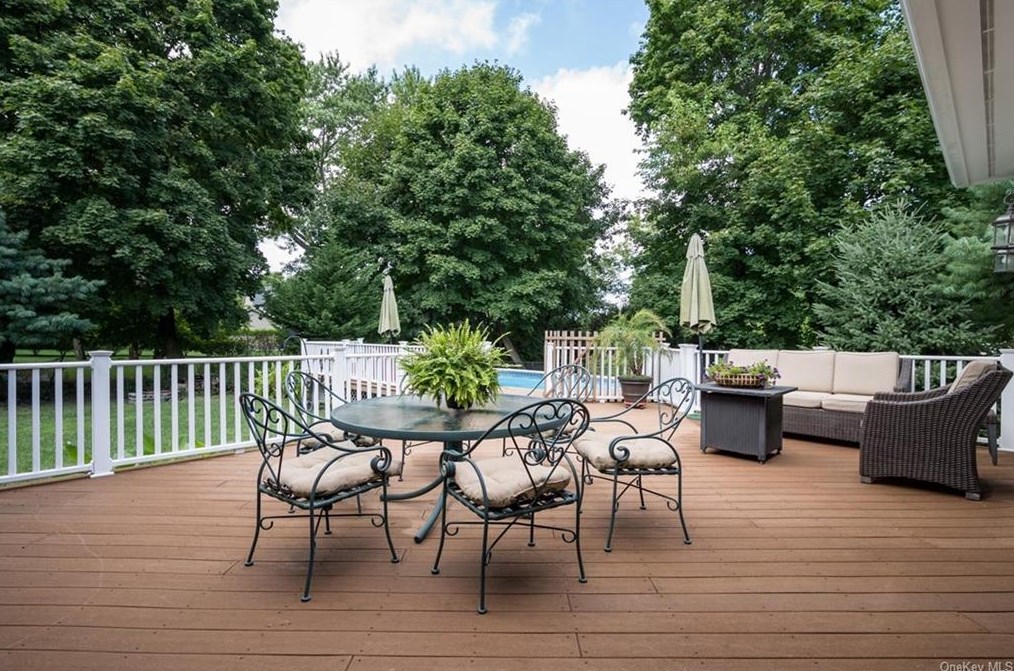 42 Merritts Path, Rocky Point NY  11778-9142 exterior