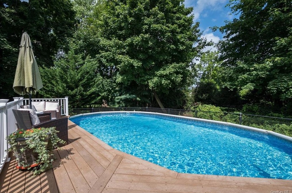 42 Merritts Path, Rocky Point NY  11778-9142 exterior