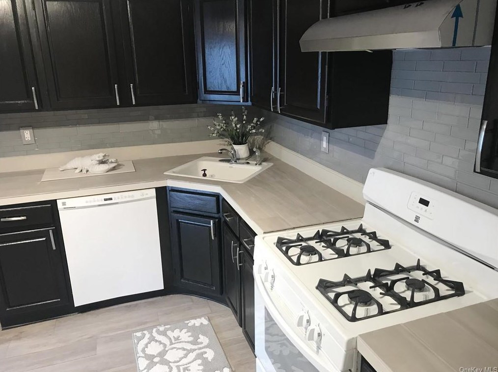 15 Edinburgh Dr, Peekskill NY  10566-2562 exterior