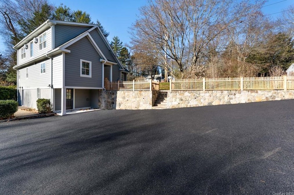 16 Hickory Rd, Katonah, NY 10536