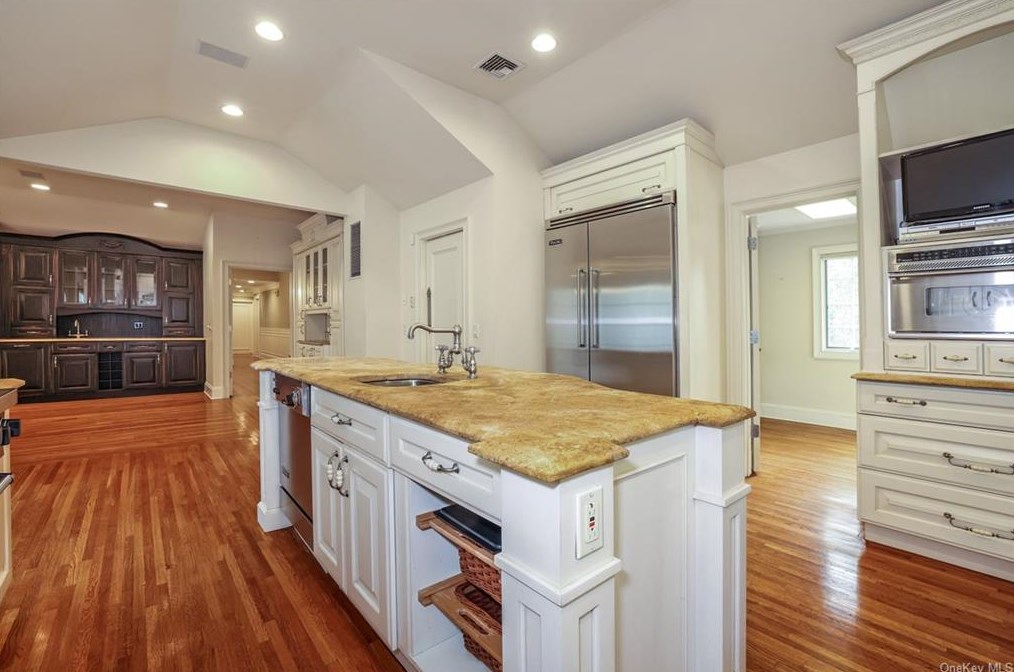 5 Kenilworth Ln, Rye NY  10580-1957 exterior