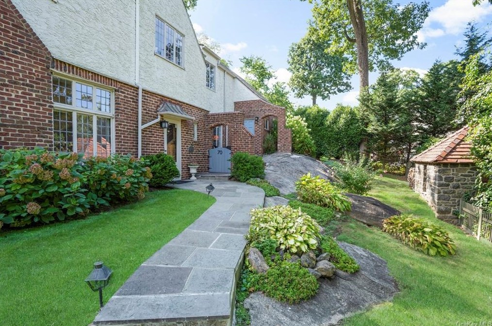 70 Ridge Rd, New Rochelle, NY 10804-4723