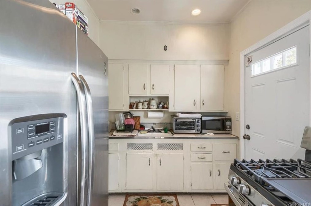 1293 Nepperhan Ave, Yonkers NY 10703-1026 exterior