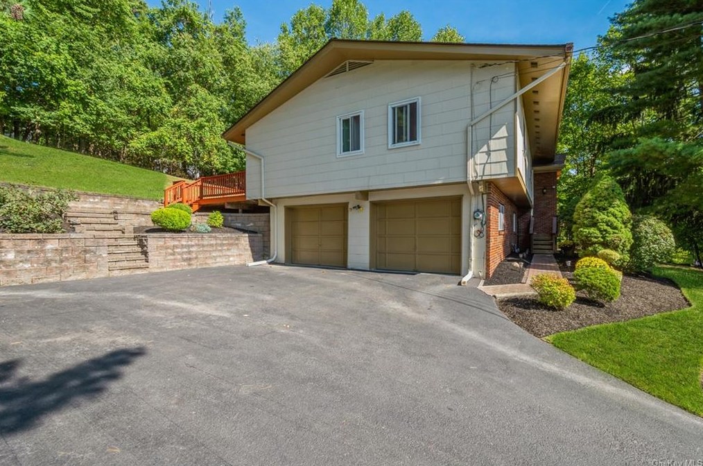 9 Sunny Ridge Rd, Chestnut Ridge, NY 10977-2214