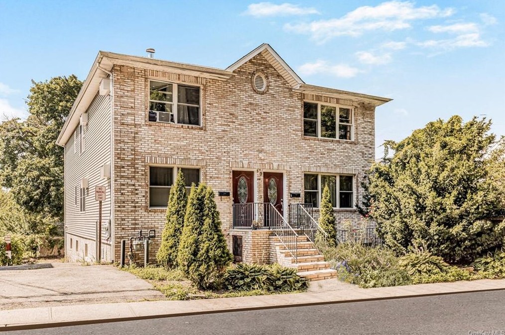 9 Lennon Ave, Yonkers, NY 10701-5913