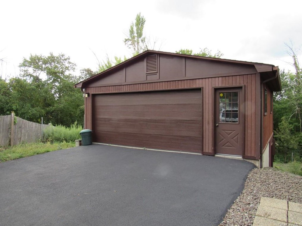 24 Oak Dr, Monroe, NY 10950-1031