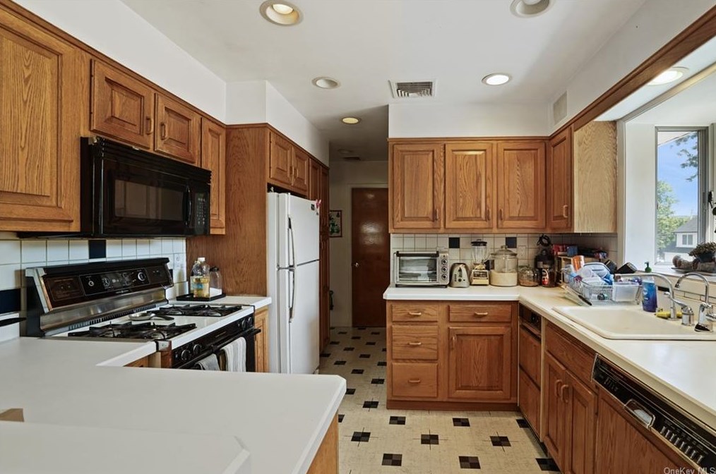 23 Spencer St, Mount Kisco NY  10549-3304 exterior