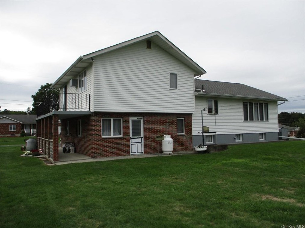 68 Ferdls Rd, Walden, NY 12586-3211