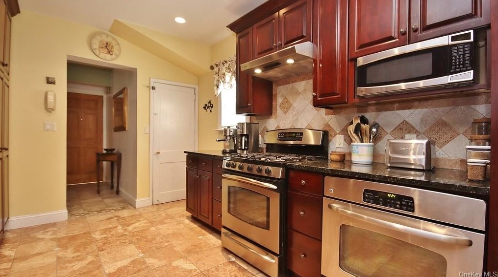 1616 Rose Ave, Mamaroneck NY  10543-3132 exterior