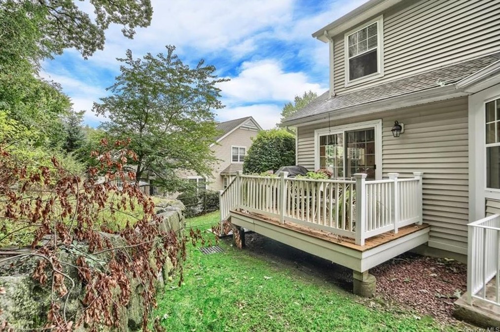 5 Apple Hill Ln, Peekskill NY  10566-4869 exterior