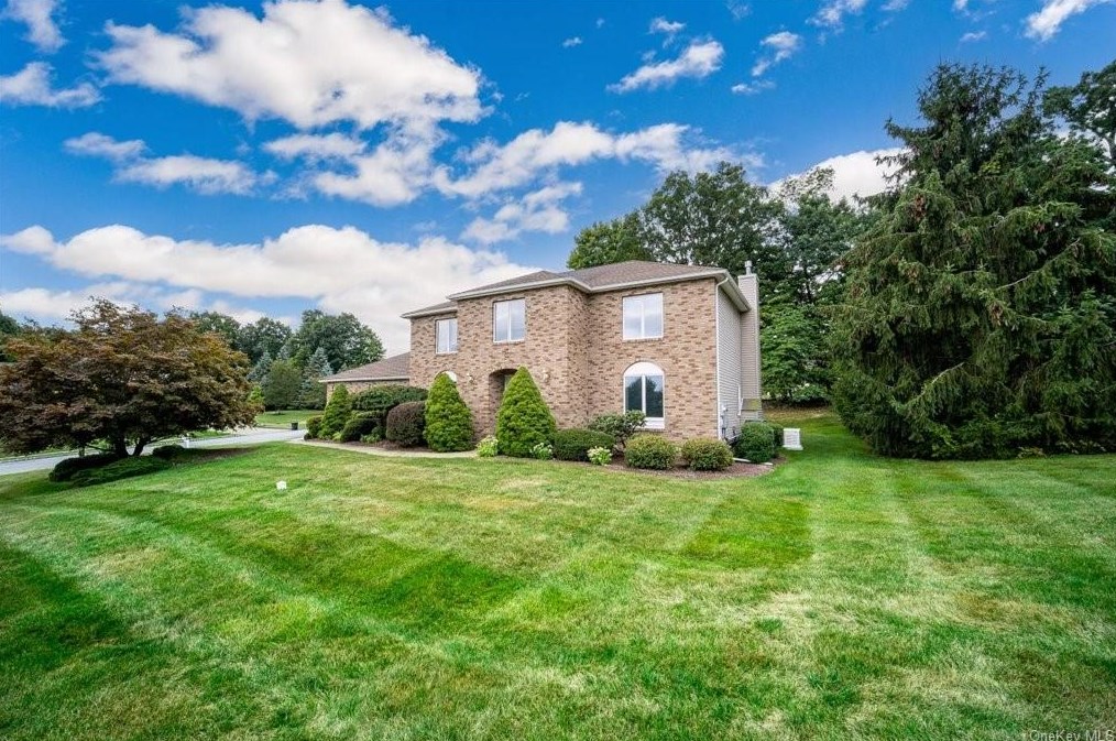 2 Chimney Ridge Dr, Harriman, NY 10926-3616