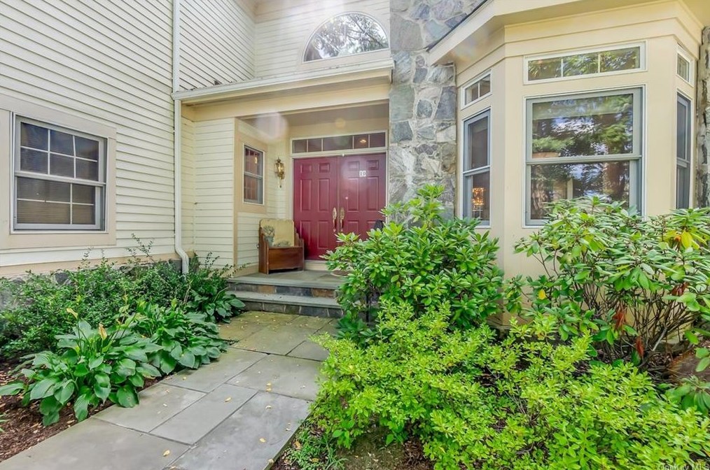 10 Easthaven Ln, White Plains, NY 10605