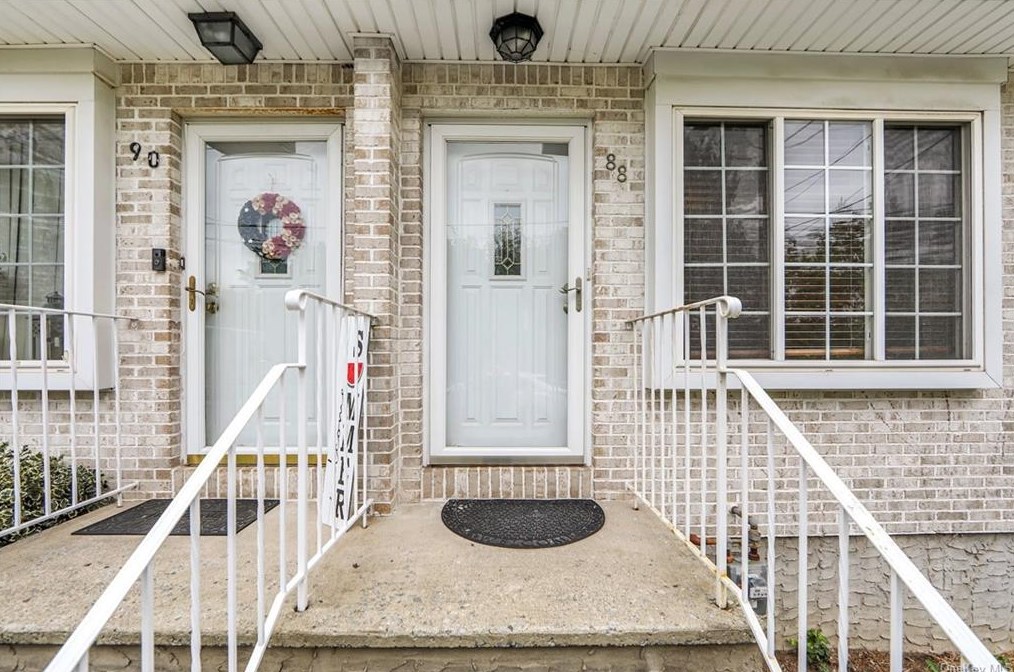 88 Vulcan St, Staten Island, NY 10305-4221