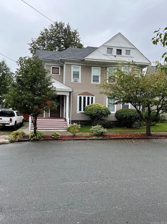 4 Elizabeth St, Port Jervis, NY 12771-1910