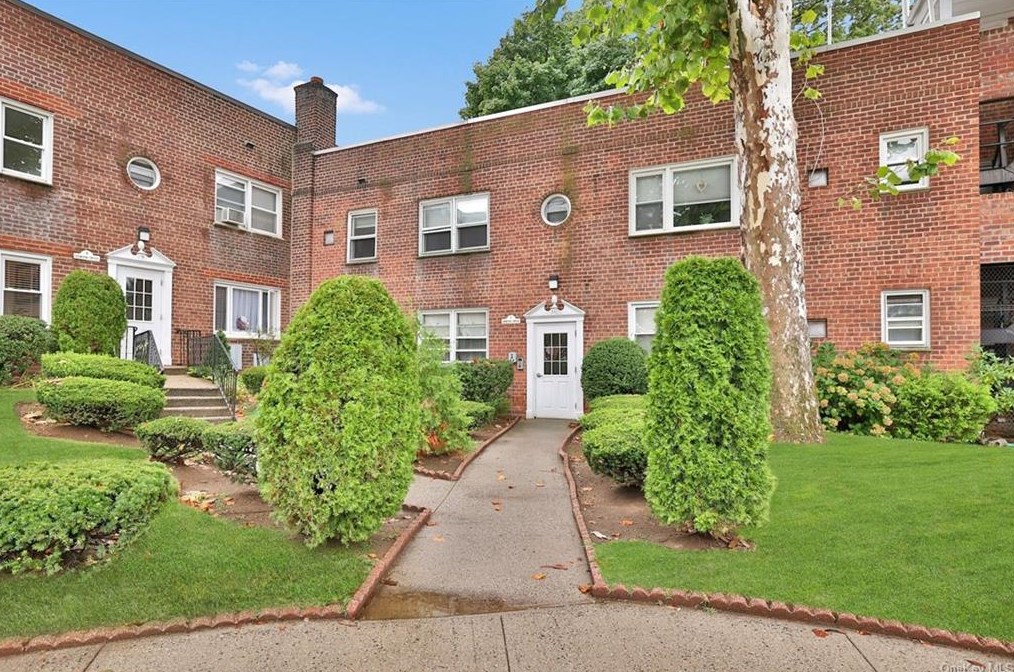 11 Leewood Cir, Yonkers, NY 10709-1904