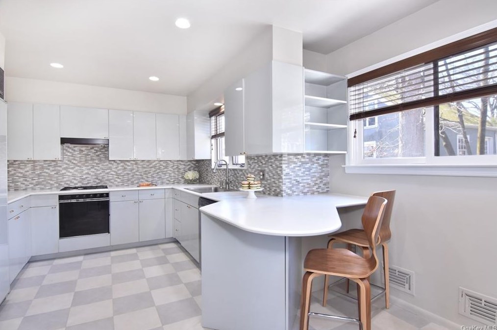 4 Hall Pl, Yonkers, NY 10706-3303