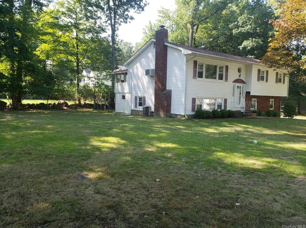 1 Laura Dr, Chestnut Ridge, NY 10952-3403