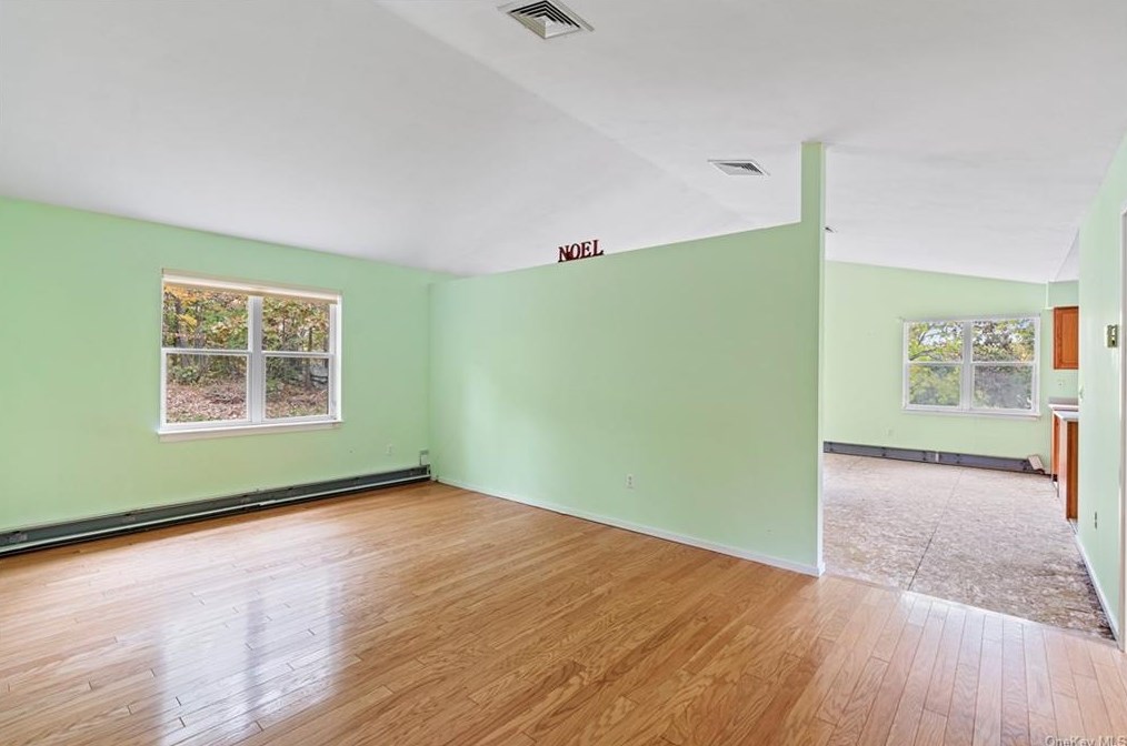 19 Greenwood Dr, Newburgh, NY 12550-1882
