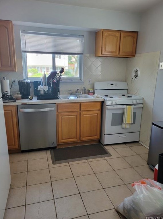 42 Elissa Ln, Yonkers NY 10710-1803 exterior