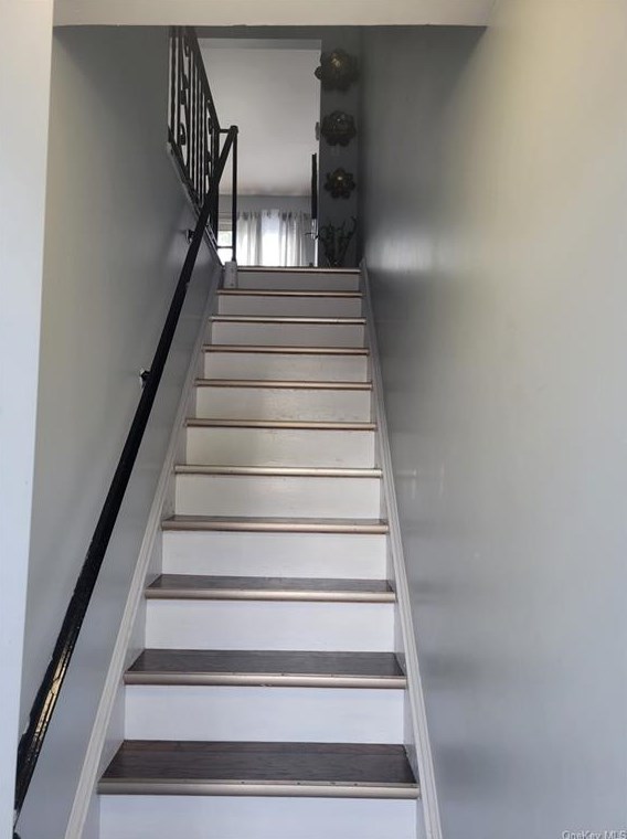 42 Elissa Ln, Yonkers, NY 10710-1804