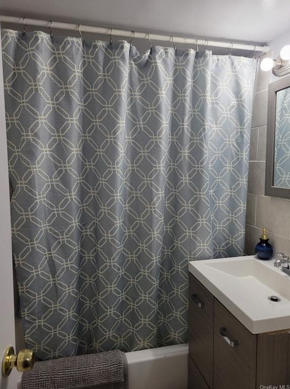 42 Elissa Ln, Yonkers NY 10710-1803 exterior