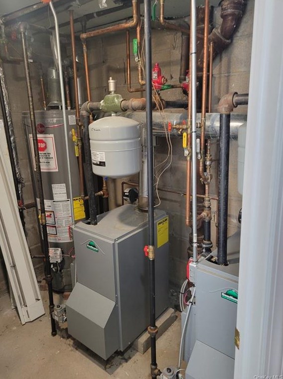 42 Elissa Ln, Yonkers NY 10710-1803 exterior