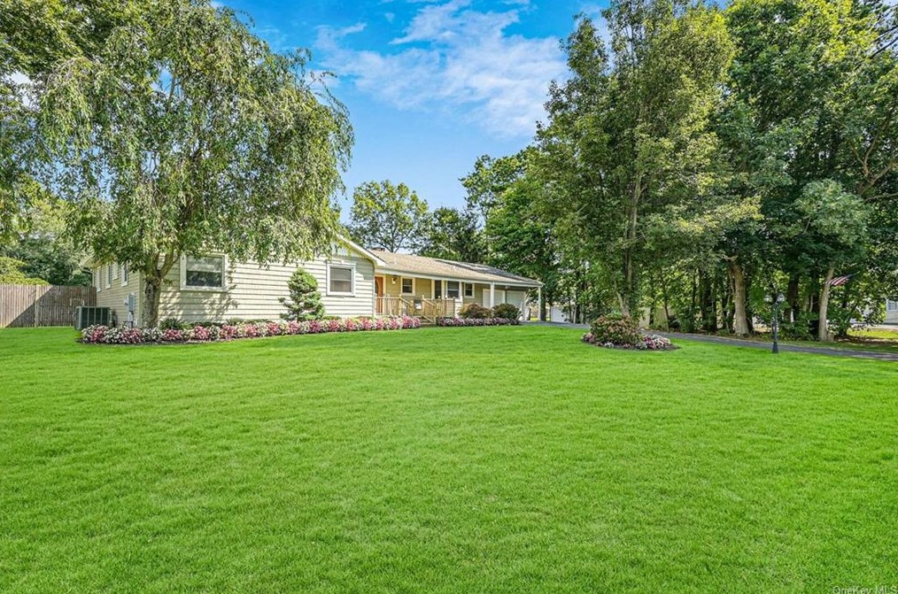 3 Jacqueline Ct, Prt Jefferson Station, NY 11776-3116