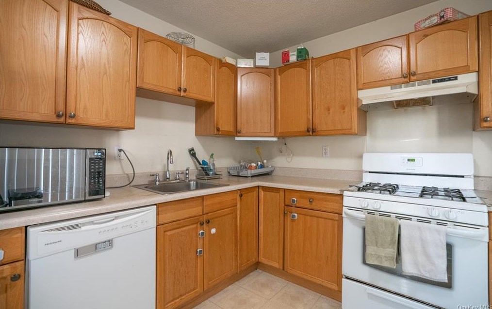 3 Redtwig Ct, Peekskill NY 10566-4126 exterior