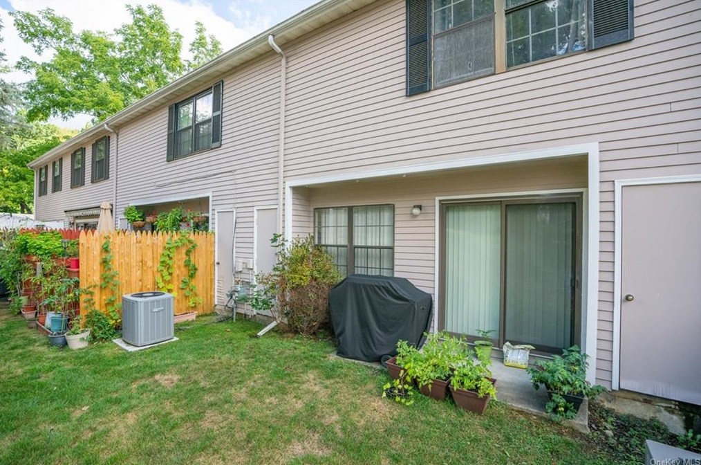 3 Redtwig Ct, Peekskill NY 10566-4126 exterior