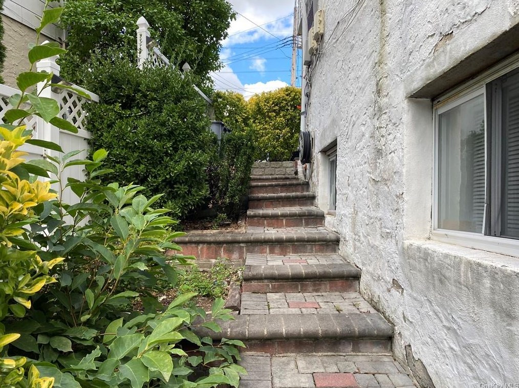 40 Elissa Ln, Yonkers NY 10710-1803 exterior