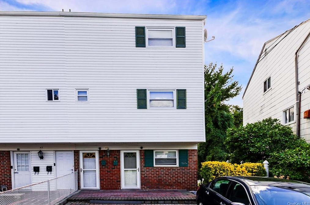 40 Elissa Ln, Yonkers, NY 10710-1804