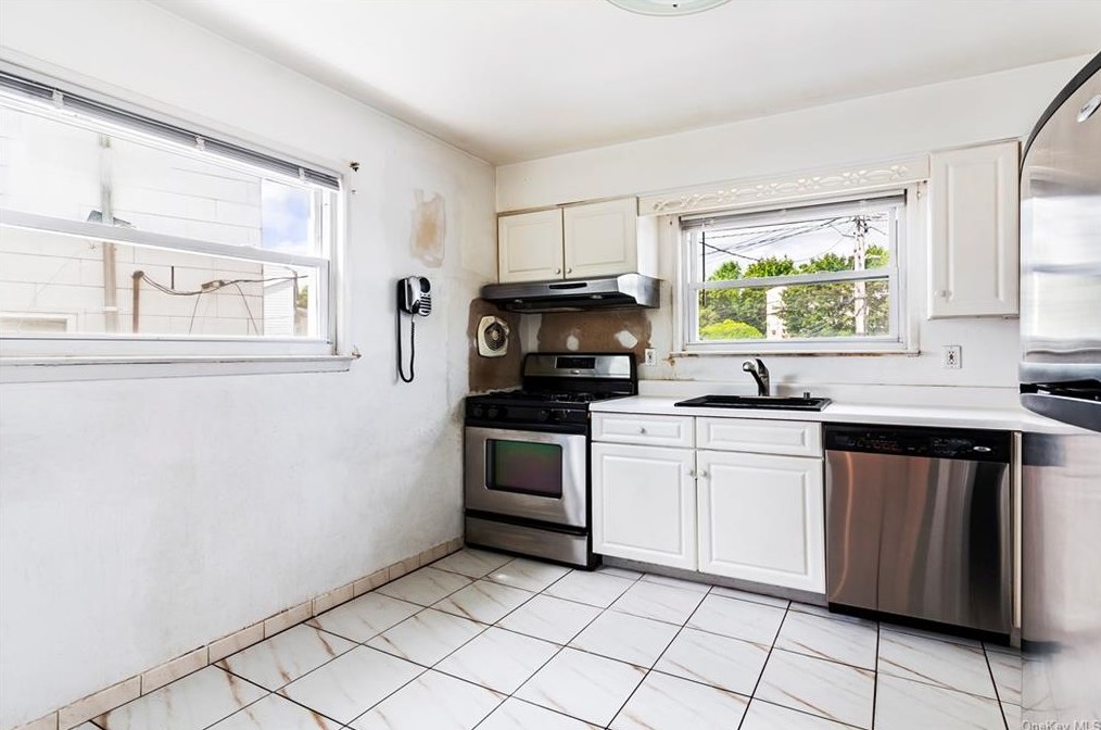 40 Elissa Ln, Yonkers NY 10710-1803 exterior