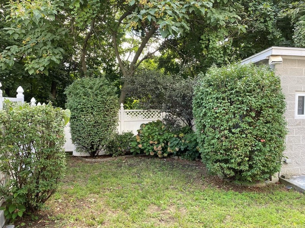 40 Elissa Ln, Yonkers NY 10710-1803 exterior