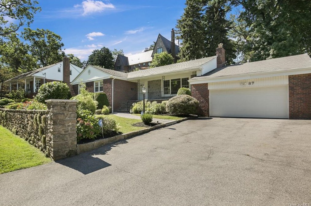87 Devon Rd, Yonkers NY 10708-5702 exterior