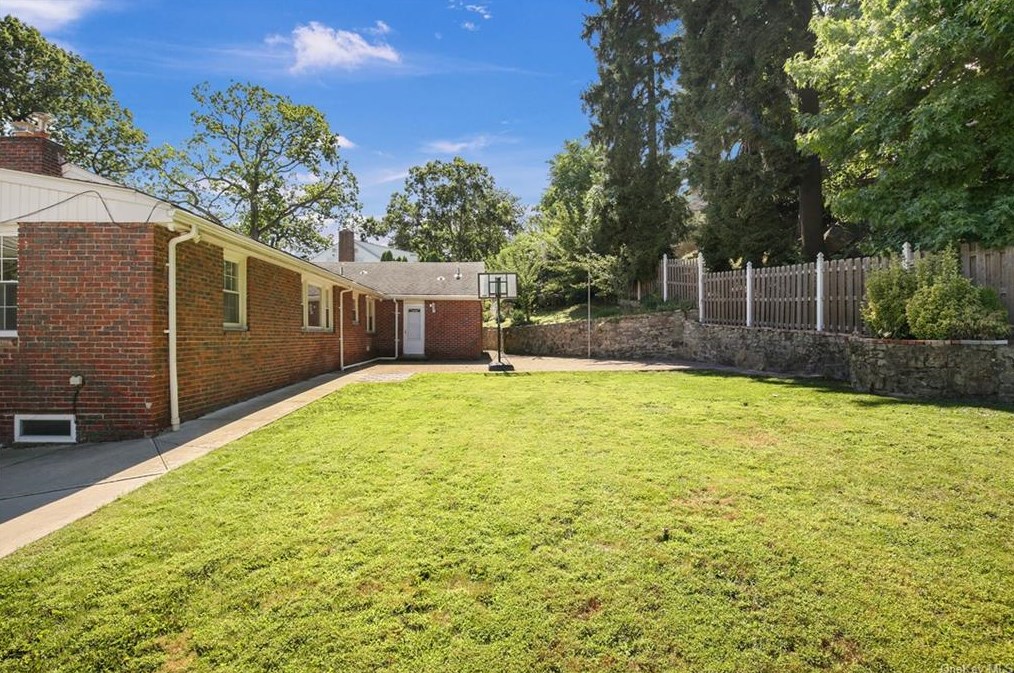 87 Devon Rd, Yonkers NY 10708-5702 exterior