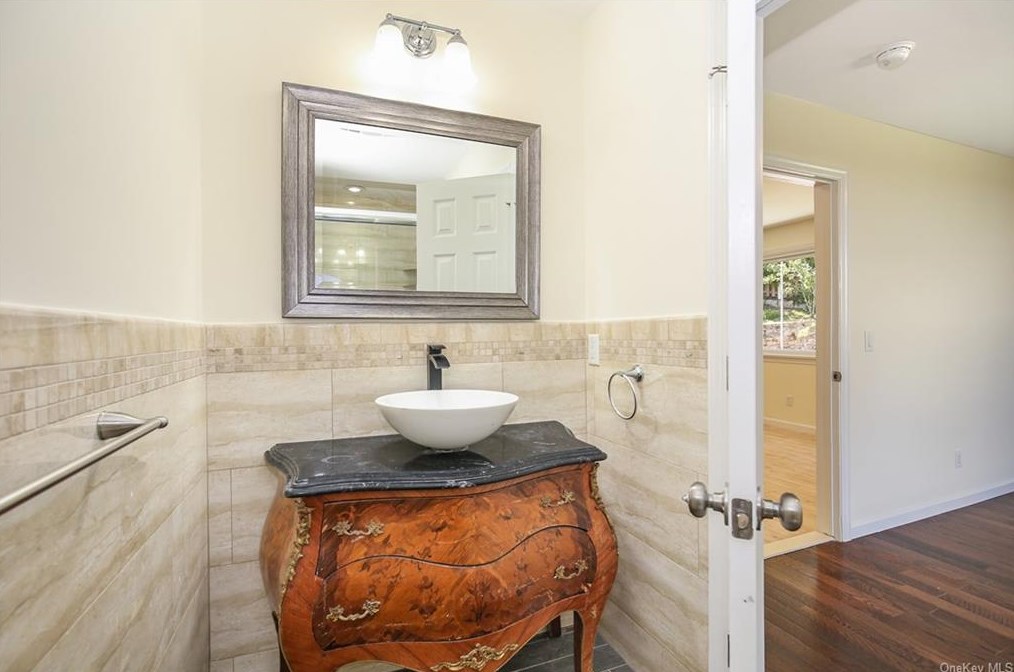 87 Devon Rd, Yonkers NY 10708-5702 exterior